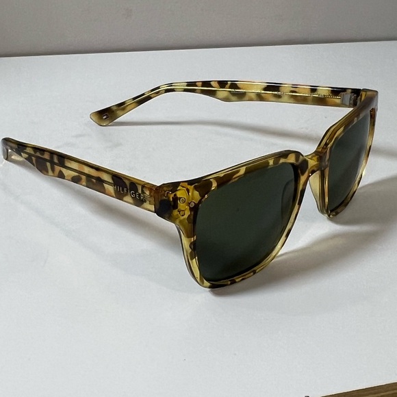 Tommy Hilfiger Women’s Brown Tortoise Chic Classic Classy Sunglasses - Picture 2 of 7